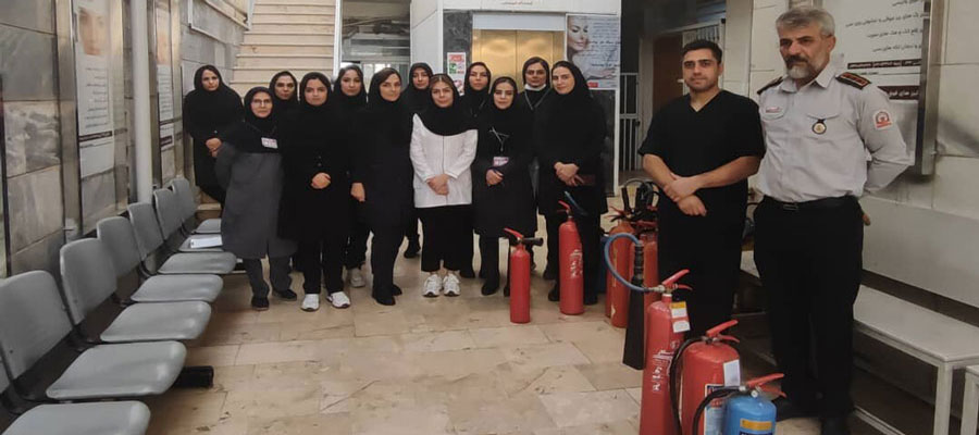 آموزش اطفای حریق در درمانگاه مرکزی رباط کریم - آبان 1404